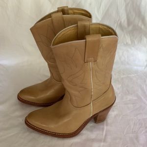Kenneth Cole New York Northwest style ladies heeled boots.  Leather FT53198
